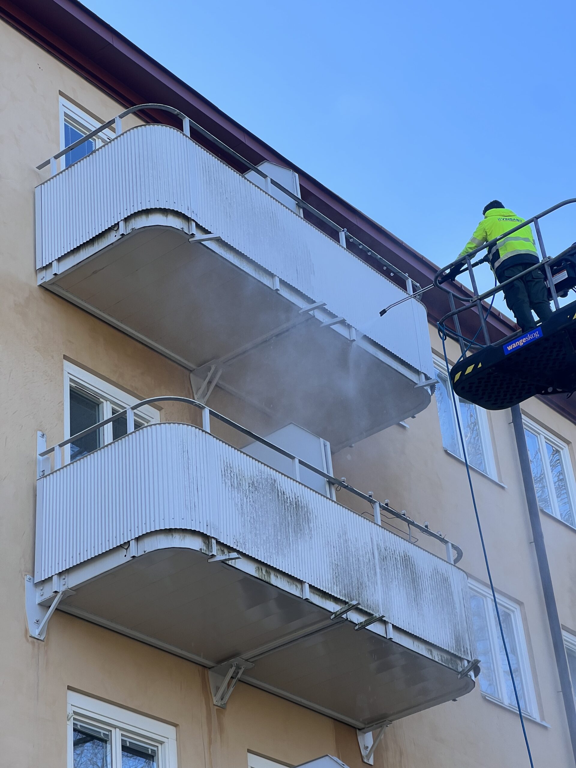 Fasader i Nynäshamn utsätts för tuffa påfrestningar
